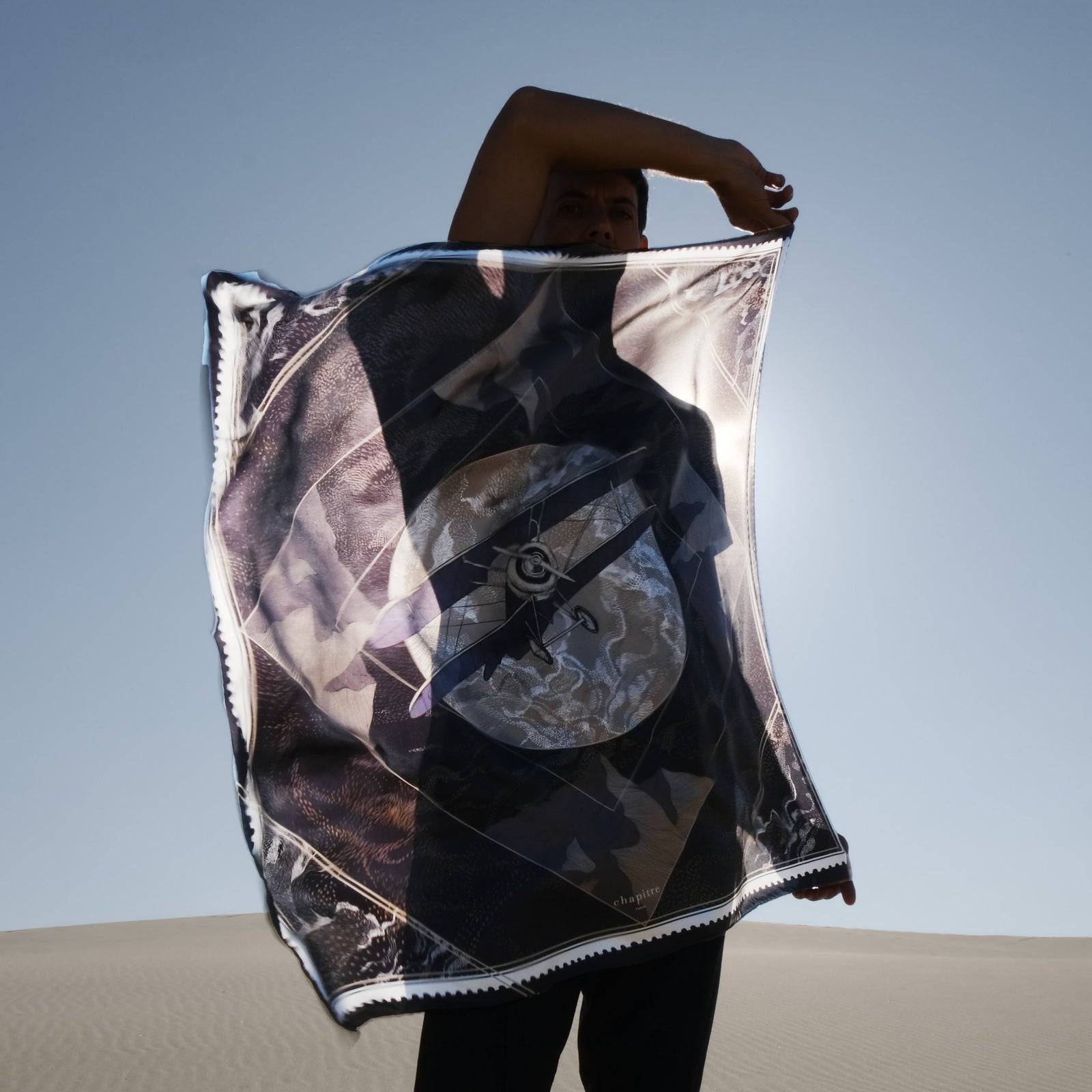 Le Carré de Soie : Un Accessoire de mode mixte, pour les femmes et pour les hommesLe Carré de Soie, c’est pour les hommes ? La réponse est oui ! Le foulard en soie est un accessoire incontournable pour pour les hommes. Si vous cherchez des conseils pour l