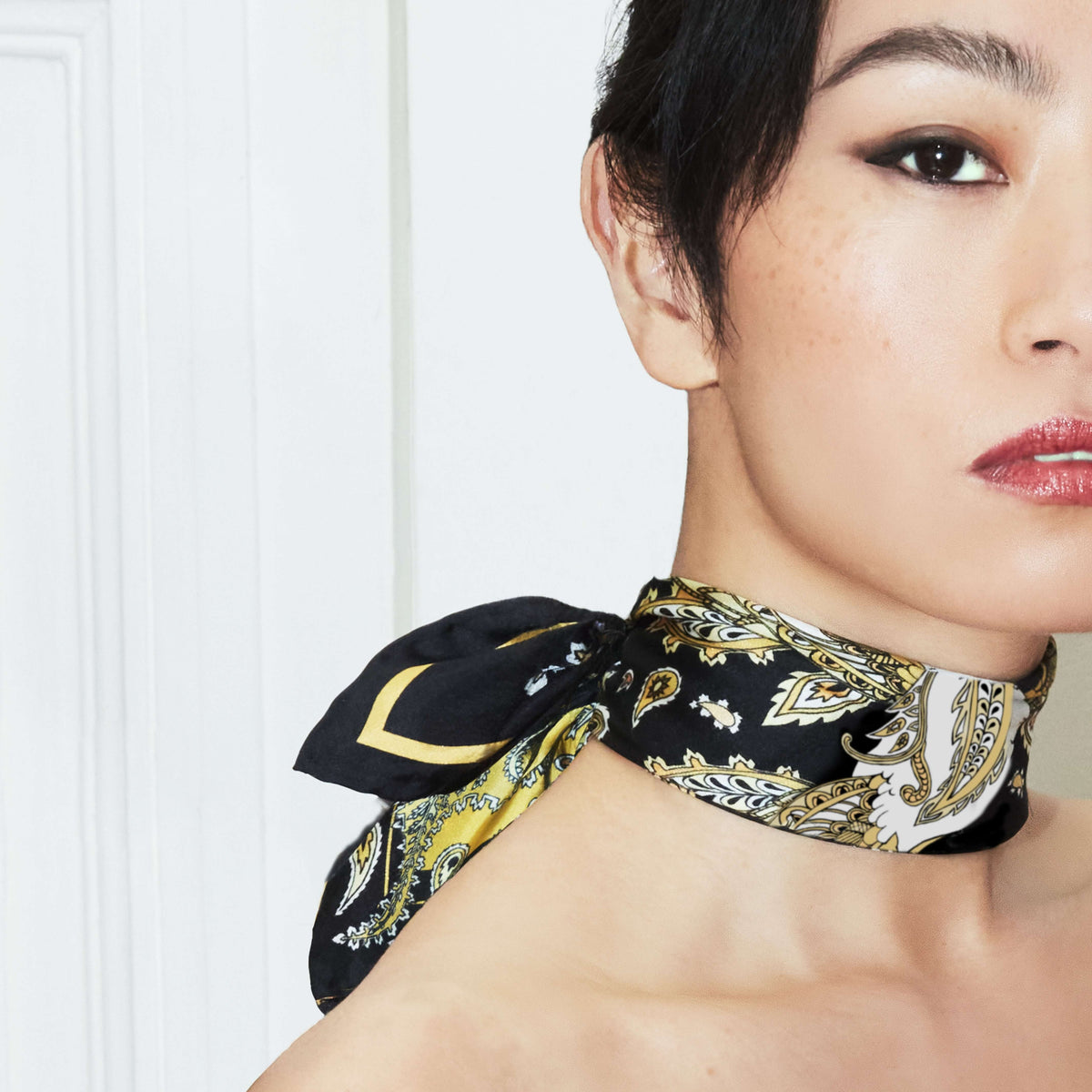 Carré de soie 45 L&#39;Oiseau de FeuDécouvrez ce beau carré 100% soie, foulard jaune motif phénix et flammes pour homme et pour femme, roulotté à la main et fabriqué en France.