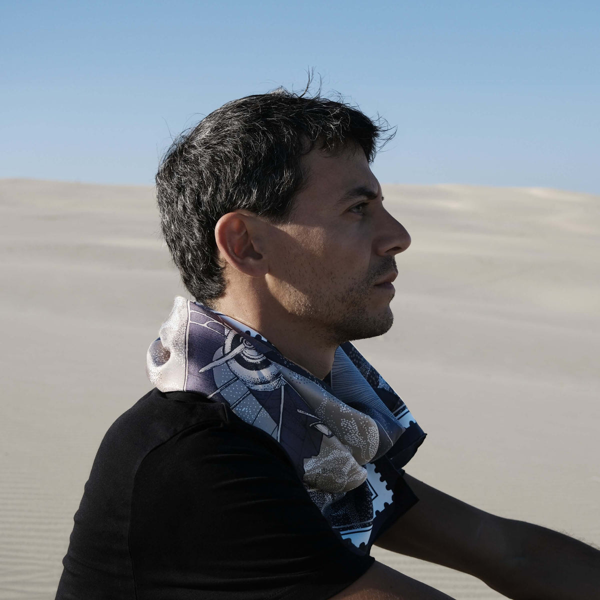 Carré de soie 90 Vol de Nuit - fabriqué en France.Découvrez ce beau carré 100% soie, foulard motif avion pour homme et pour femme, roulotté à la main et fabriqué en France.