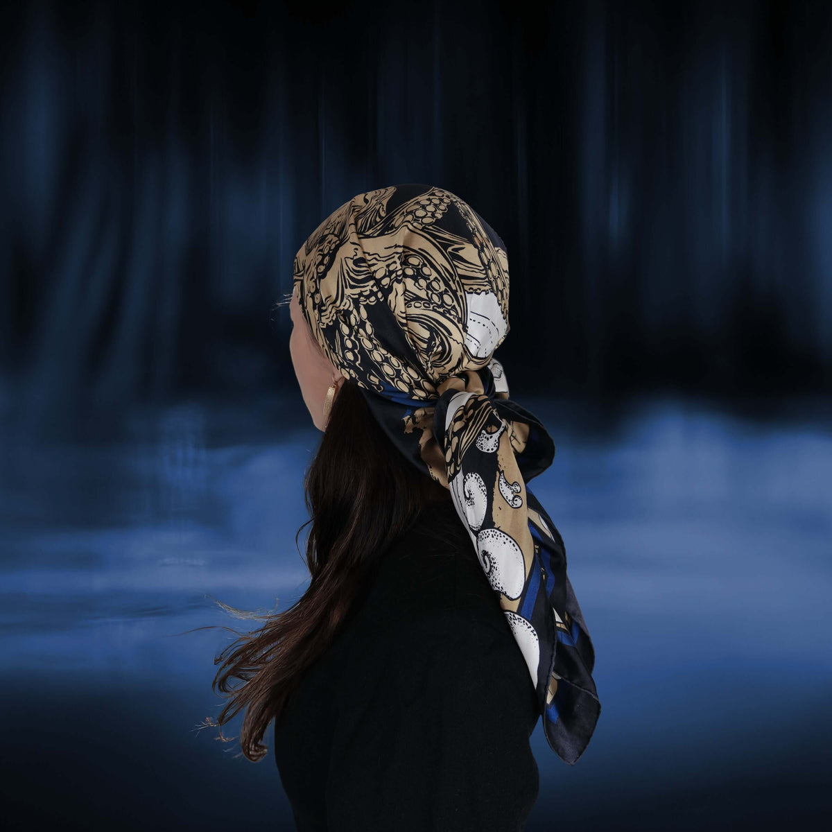 Grand carré de soie 20000 Lieues Sous les Mers.Découvrez ce beau carré 100% soie, foulard motif pieuvre pour homme et pour femme, roulotté à la main et fabriqué en France.