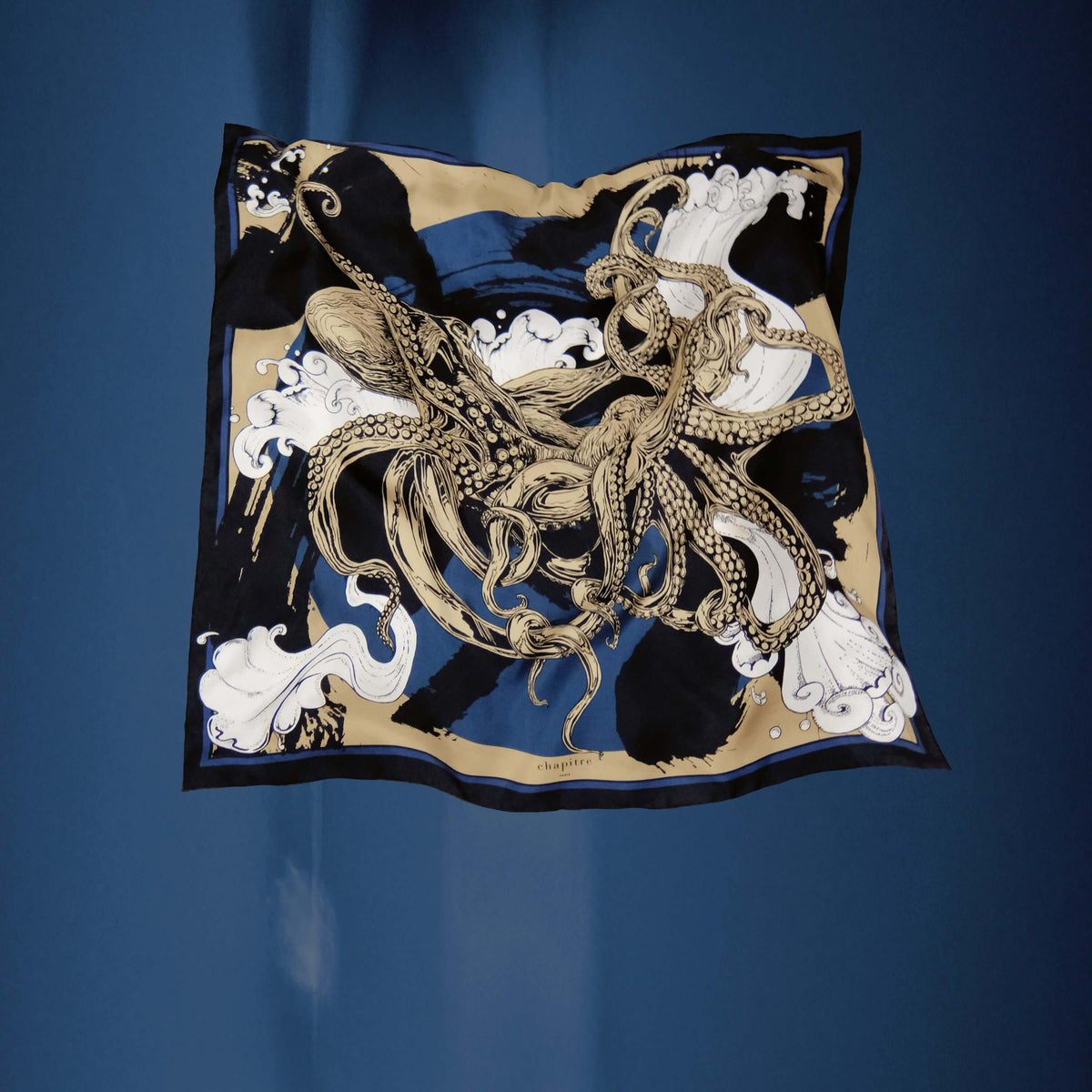 Grand carré de soie 20000 Lieues Sous les Mers.Découvrez ce beau carré 100% soie, foulard motif pieuvre pour homme et pour femme, roulotté à la main et fabriqué en France.