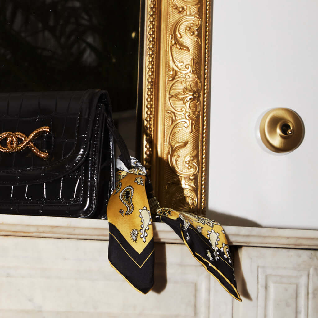 Carré de soie 45 L&#39;Oiseau de FeuDécouvrez ce beau carré 100% soie, foulard jaune motif phénix et flammes pour homme et pour femme, roulotté à la main et fabriqué en France.