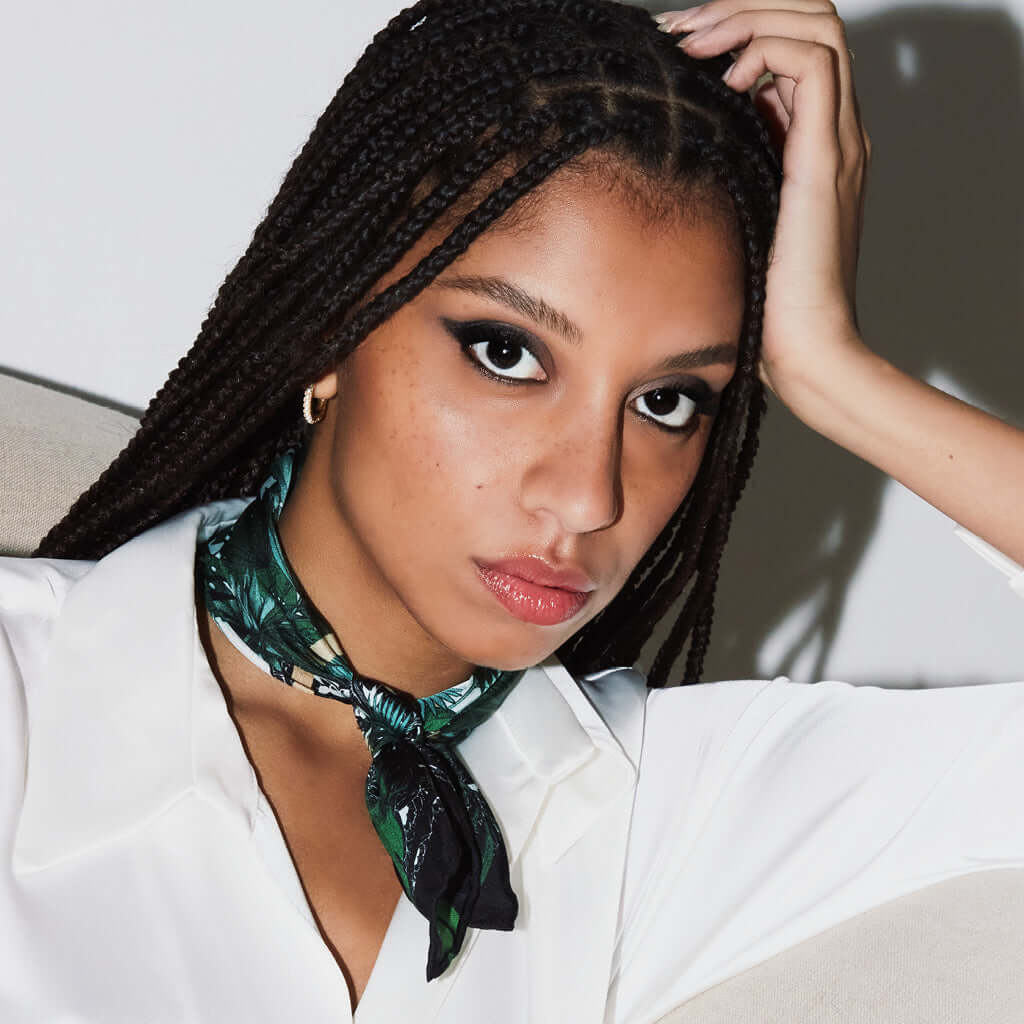 Carré de soie 45 Le Livre de la JungleDécouvrez ce beau carré 100% soie, foulard vert motif jungle pour homme et pour femme, roulotté à la main et fabriqué en France.